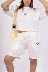 Bermuda negra de corte holgado con cintura elastizada y logo estampado en blanco en la pierna izquierda.