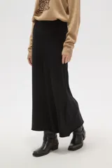 Falda larga de corte recto y tiro alto, confeccionada en tejido de punto con acabado suave y ruedo sin costuras.