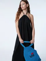 Vestido largo color marrón claro, con cuello halter y espalda descubierta.