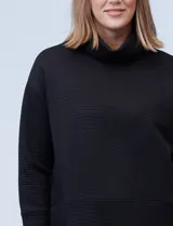 Buzo de jersey color lila con cuello alto y tajos laterales.