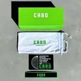 Lentes de sol unisex con montura rectangular de plástico color verde claro y lentes grises con filtro UV 400.