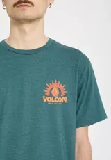 Remera Volcom modelo Abg Solstice Bsc Sst, de color verde oscuro, manga corta y cuello redondo, con pequeño estampado gráfico en el pecho.