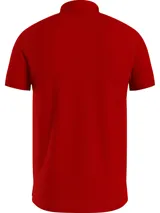 Chomba Tommy Hilfiger color rojo de corte slim, con cuello polo, cartera de dos botones, mangas cortas con ribete blanco y logo de la marca bordado en el pecho.