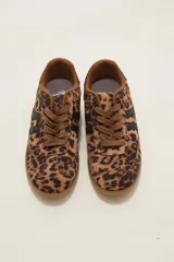 Zapatillas urbanas con estampado animal print de leopardo, cordones al tono y detalles de franjas laterales en color negro. Presentan suela de goma color caramelo y cuello acolchado.