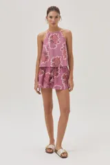 Short de algodón estampado con flores, corte holgado y cintura con cordón ajustable y borlas decorativas.