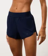 Short deportivo modelo runner con cintura elástica ancha y bajo redondeado. Presenta un diseño holgado y ligero, ideal para actividades físicas.