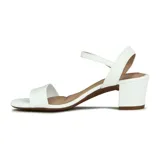 Sandalia de mujer color blanco, con taco ancho y bajo, tira ancha en la parte delantera del pie y tira fina ajustable con hebilla en el tobillo.
