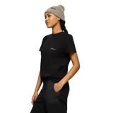 Remera negra de corte holgado con bolsillo frontal en el lado izquierdo y logo de la marca estampado en el bolsillo.