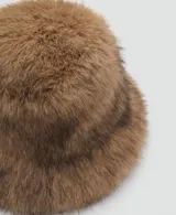 Sombrero tipo bucket de pelo sintético en color marrón, con diseño de textura suave y forro interior de algodón.