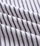 Remera de manga corta con diseño rayado y textura perforada. Presenta cuello redondo en color azul marino y corte clásico.