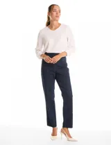 Jegging de denim elastizado color azul oscuro, con pretina ancha de tiro alto, bolsillos traseros funcionales y bolsillos delanteros simulados.