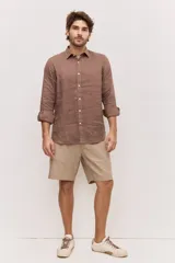 Camisa de lino color marrón mocha, de corte regular, con cuello clásico, mangas largas y cierre frontal con botones al tono.