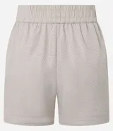 Bermuda deportiva corta de microfibra ligera, color lila, con cintura elástica funcional y textura de agueros.