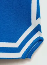 Short de punto fino color azul, de diseño recto y corto, con cintura elástica y detalles de rayas blancas en el borde inferior.