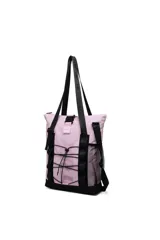 Bolso tipo tote y mochila Trendy de color rosado claro con base y detalles en negro. Cuenta con correas ajustables, cordón elástico frontal decorativo y bolsillos laterales de red.