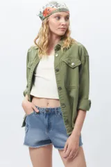 Short negro de jean con bolsillos cargo y terminación desflecada.