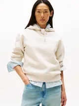 Buzo con capucha color crema, con cordón ajustable y logo bordado en el pecho.