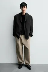 Mocasín de vestir negro con detalle de antifaz en la parte superior y suela track.