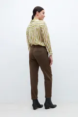 Pantalón chino color marrón con bolsillos laterales y traseros.