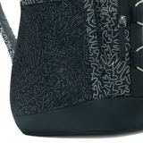 Mochila Nike Hayward negra con estampado abstracto en gris y logo en verde claro. Cuenta con funda para laptop, bolsillos pequeños, elástico frontal y correas acolchadas ajustables.