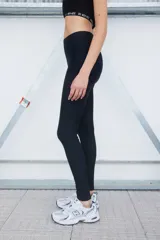 Calza de lycra negra, tiro alto y corte ajustado.