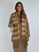 Pashmina rectangular con flecos, a rayas horizontales anchas en tonos beige y blanco.