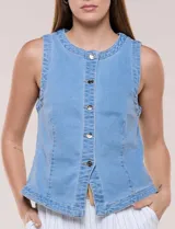 Chaleco de denim azul con silueta entallada, escote redondo cerrado, hilera de botones metálicos frontales y costuras anatómicas.