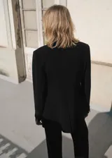 Blazer de corte recto y diseño clásico, con cuello de solapa con muesca, cierre frontal de un botón y mangas largas. Cuenta con un bolsillo de ribete en el pecho y dos bolsillos laterales con solapa. Incluye forro interior.