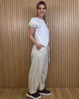 Pantalón de lino color marrón con corte barrel, tiro medio, cintura elástica con cordón de ajuste y bolsillos laterales.