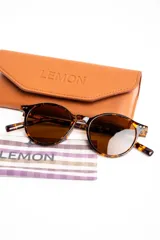 Lentes de sol polarizados con armazón carey de diseño redondo y lentes marrones.