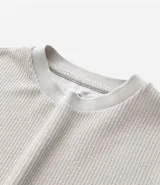 Remera masculina de manga corta, cuello redondo y color marrón oscuro, confeccionada en tejido acanalado de poliéster y algodón.