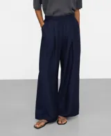 Pantalón ancho azul marino de viscosa y lino, con cintura elastizada en la espalda, doble pinza en el delantero y bolsillos laterales.