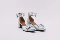 Zapato plateado con pulsera al tobillo con ojales, taco cuadrado y punta fina.
