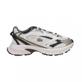Championes Lacoste modelo Neo Shot, con diseño deportivo de estilo retro. Presenta una combinación de malla técnica y paneles sintéticos en tonos blanco, gris y detalles metalizados, con el logo del cocodrilo en el lateral y suela de goma con relieve.