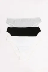 Pack de tres bombachas tipo vedetina de algodón, en colores gris melange, negro y blanco. Presentan un corte clásico con terminaciones suaves.