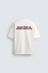 Camiseta blanca de corte relajado (relaxed fit) con cuello redondo y manga corta. Presenta un bolsillo plastrón en el pecho y un estampado de texto en color marrón rojizo en la espalda que dice "SOMETIMES SÍ, SOMETIMES BYE" (reemplazando la 'O' de 'SOMETIMES' por un corazón).