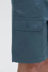 Bermuda cargo azul de gabardina con bolsillos laterales y bolsillos cargo con solapa y velcro.