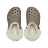 Zuecos Crocs Classic con forro interior de piel sintética tipo sherpa, color gris claro. Presentan el diseño icónico de la marca con perforaciones en la parte superior y correa pivotante en el talón para mayor sujeción.