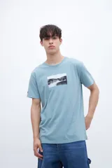 Remera blanca de algodón con cuello redondo y manga corta. Estampado fotográfico en el pecho con texto.