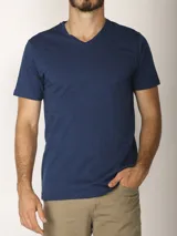 Remera gris de manga corta con escote en V, confeccionada en 100% algodón.