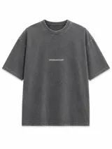 Remera de algodón de alto gramaje en color gris con efecto lavado, cuello redondo y manga corta. Presenta un pequeño estampado central con el texto "BOHEMIANDESIGN®".