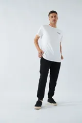 Pantalón de jogging gris melange, corte recto, con bolsillos laterales y logo en grifa de goma.