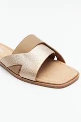 Sandalia baja abierta con capellada entrelazada de cuero sintético texturizado en combinación de colores negro y gris oscuro.