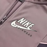 Campera Nike Sportswear Heritage de mujer, con cuello alto, cierre frontal de cremallera y diseño con cortes en tonos contrastantes. Presenta el logo de la marca estampado en el pecho.