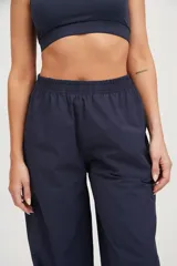 Pantalón azul marino de corte amplio, cintura elastizada y textil ultra liviano.