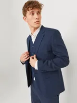 Blazer azul marino de corte entallado, con cierre de dos botones y solapa.