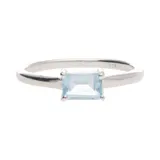 Anillo solitario de plata 925 con un topacio azul rectangular engarzado.
