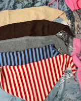 Pañuelo de forma triangular confeccionado en tejido de punto fino. Accesorio versátil que puede utilizarse en el cuello, en la cabeza o como complemento de bolsos.