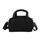 Bolso tipo bowling color marrón con diseño acolchado. Tiene doble asa corta, correa larga extraíble con logo de la marca, cierre superior y dije colgante con forma de labios.