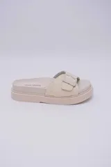 Sandalias veganas color beige con plataforma y hebilla decorativa.